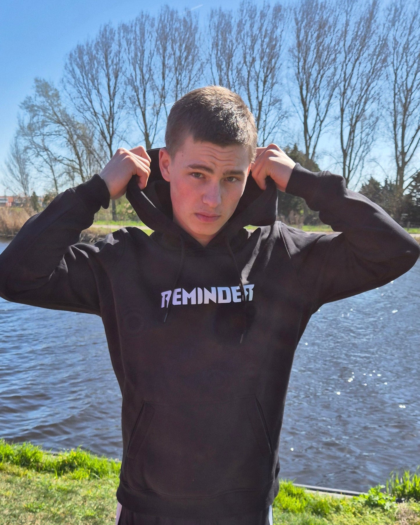 Reminder zwarte hoodie met witte opdruk Reminder tekst